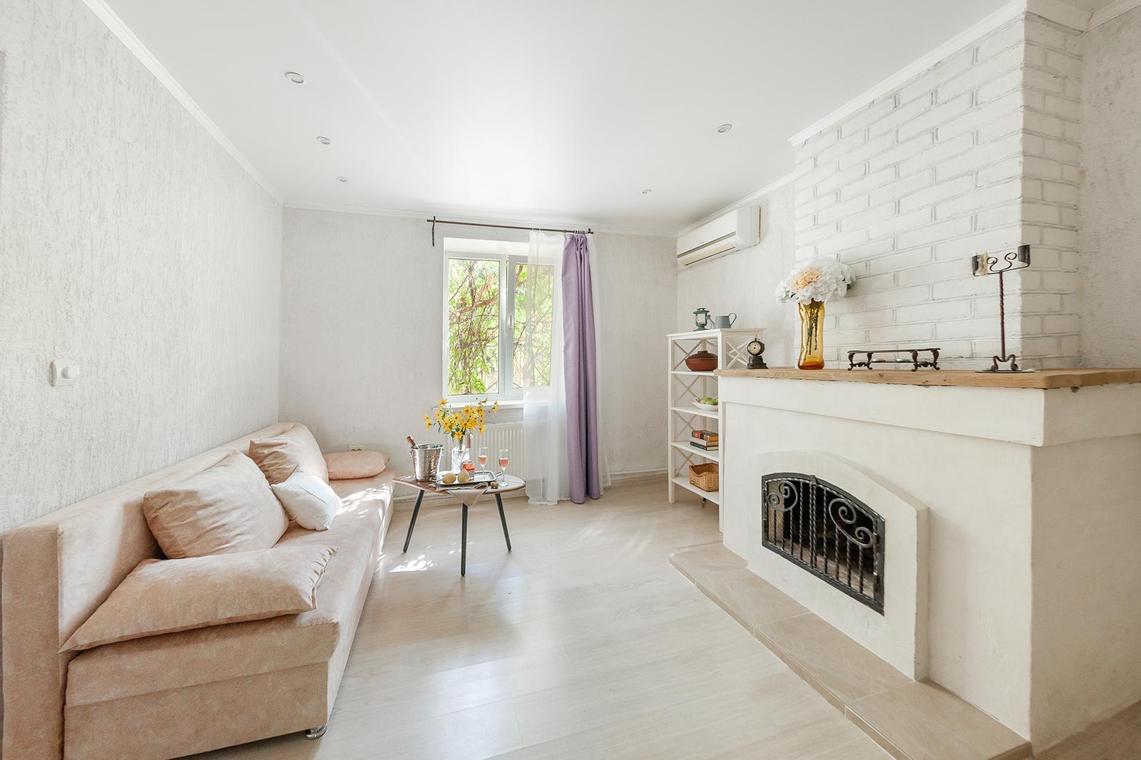 Лавандовый — гостиная с камином